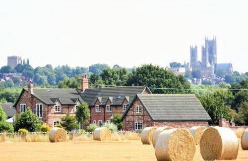 Lincoln House | Lincoln Holiday Retreat Cottage with Private Hot Tub