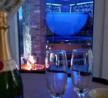 Lincoln House | Lincoln Holiday Retreat Cottage with Private Hot Tub