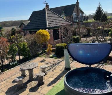 Lincoln House | Lincoln Holiday Retreat Little House with private hot tub