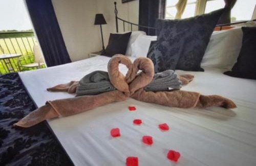 Lincoln House | Lincoln Holiday Retreat Lodge with Private Hot Tub