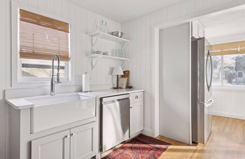 Linden Hills House | Linden Hills Edina. Remolded Home Near the Lakes. King Bed. Sleeps 10.