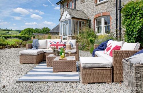 Moretonhampstead House | Linscott Farmhouse - Boutique retreat with hot tub and natural outdoor pool