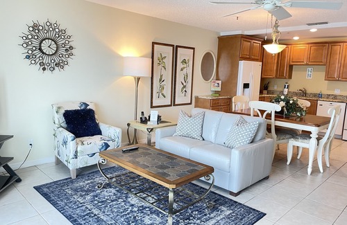 Madeira Beach Condo | Listen to the Waves - Direct Gulf Front - WiFi, Parking Included