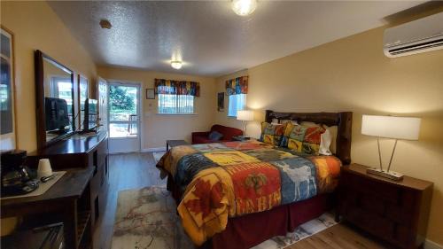 Mariposa Hotel | Little Valley Inn