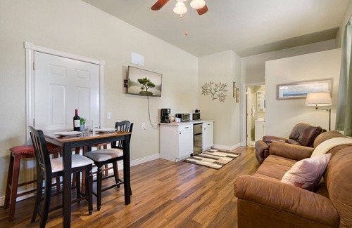Loveland Apartment | Llama-Stay at Spooky Tooth Ranch – Mtn Views!