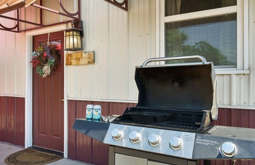Loveland Apartment | Llama-Stay at Spooky Tooth Ranch – Mtn Views!