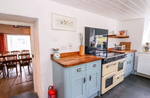 Newcastle Emlyn Cottage | Llwyncadfor Farm