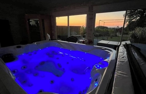 Saint-Mars-sur-la-Futaie House | Location Maison Chic Avec Sauna, Hammam et Jacuzzi
