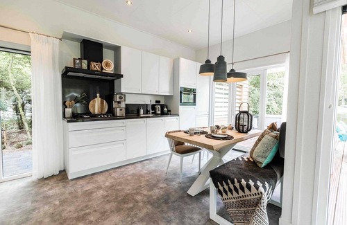 Lageweg Ski Chalet | ✓ Lodge Royall at Parc de IJsselhoeve ✓ Holiday home for 4 persons ✓ Located in Nieuwerkerk aan den IJssel (Zuid-Holland) ✓ Holiday park next to the IJssel ✓ Book directly through the park