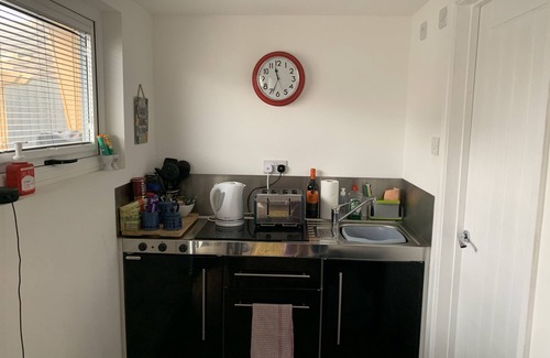 Hove Cottage | Lodge , air con , free parking , mini bar