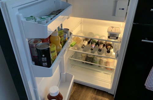 Hove Cottage | Lodge , air con , free parking , mini bar