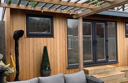 Hove Cottage | Lodge , air con , free parking , mini bar