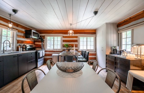 Bracebridge Cabin | Lodge on the Muskoka|Authentic Log Cabin Escape in the Heart of Cottage Country