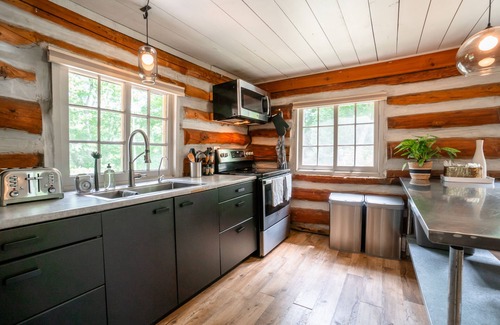 Bracebridge Cabin | Lodge on the Muskoka|Authentic Log Cabin Escape in the Heart of Cottage Country