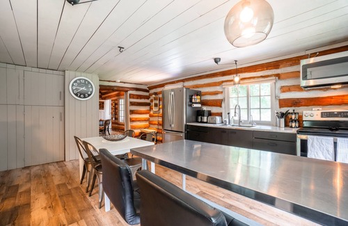 Bracebridge Cabin | Lodge on the Muskoka|Authentic Log Cabin Escape in the Heart of Cottage Country