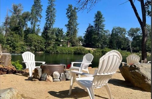Grants Pass Cabin | Loft Cabin 2 - Rogue River Resort