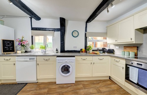 Henley-in-Arden Cottage | Loft Cottage - 2 Bed Tudor Retreat Near Stratford-upon-avon, Warwick & Solihull