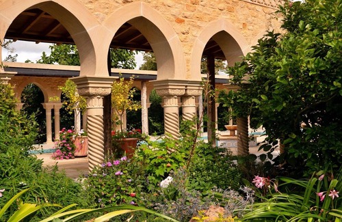 Kingham Cottage | Loft in Cotswolds with Pool & Scenic Gardens