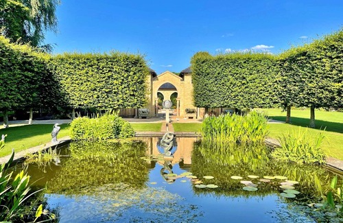 Kingham Cottage | Loft in Cotswolds with Pool & Scenic Gardens