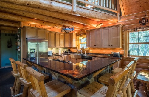 Nekoosa Cabin | Log Cabin Luxury - Only 3 miles from Sand Valley!