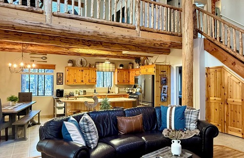 Pinetop Cabin | Log Cabin Luxury Retreat with Hot Tub for Romantic Escape or Family Get-Away