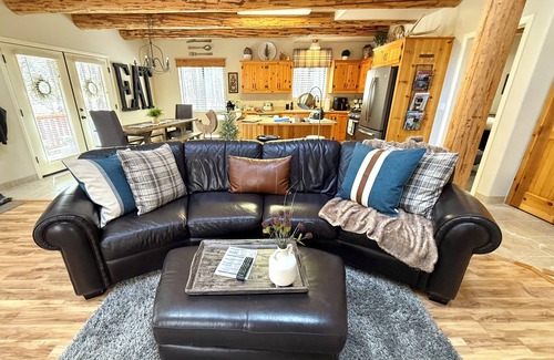 Pinetop Cabin | Log Cabin Luxury Retreat with Hot Tub for Romantic Escape or Family Get-Away
