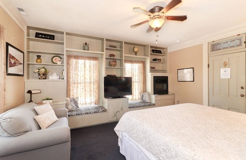 Fulton Bed & Breakfast | Loganberry Inn