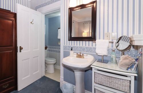 Fulton Bed & Breakfast | Loganberry Inn