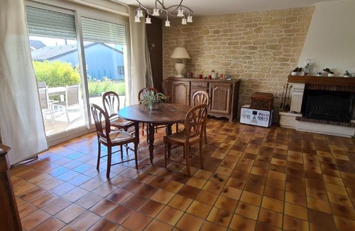 Ay House | Logement entier avec la chambre " Rouge Rhubarbe "