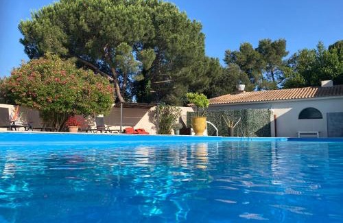 Caissargues Hotel | Logis Hôtel Restaurant Les Aubuns