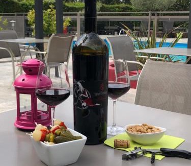 Caissargues Hotel | Logis Hôtel Restaurant Les Aubuns