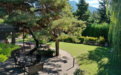 Embrun Hotel | Logis Hotel Le Lac