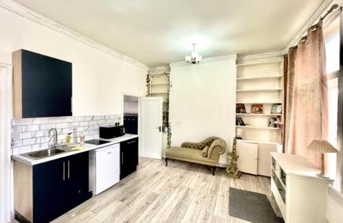 Shepherd's Bush Hotel | London Budget Bliss, London W12, white city, shepherd's bush market