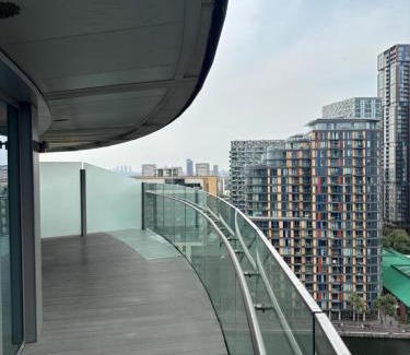 Isle of Dogs Apartment | London Canary Wharf Luxury Stay