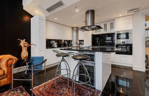 Island Gardens Apartment | London Canary Wharf Riverside Penthouse Apartment