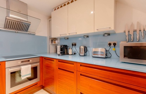 Warwick Apartment | London Maisonette: Unique Retreat