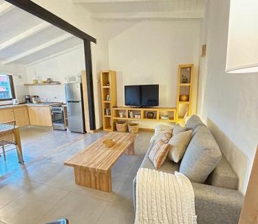 Dina Huapi House | Los Coirones 1 - Cabaña con jardin