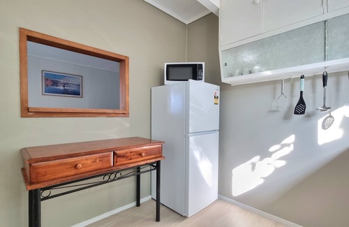 Hillsborough House | Lovely 2- Bedroom Unit with Free Parking