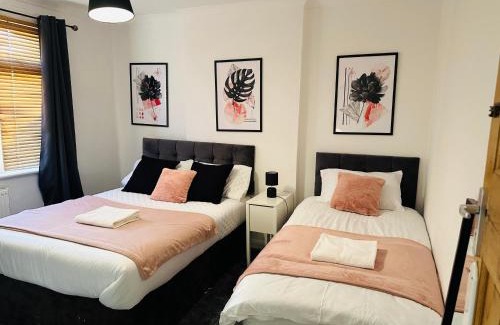 West Thornton Apartment | Lovely 4 Bedroom House with 2 Bathroom, Garden and Private Parking
