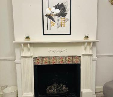 West Thornton Apartment | Lovely 4 Bedroom House with 2 Bathroom, Garden and Private Parking