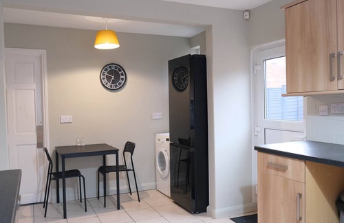 Old Trafford House | Lovely 5 Bedroom Home w Garden near Northampton