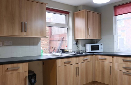 Old Trafford House | Lovely 5 Bedroom Home w Garden near Northampton