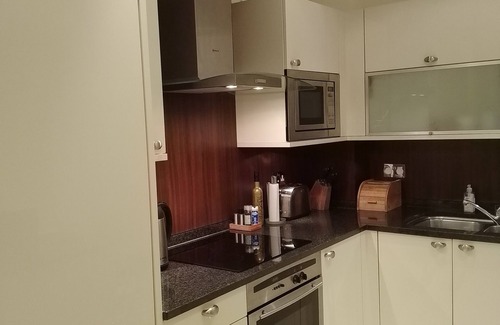 Chiswick Riverside Apartment | Lovely apartment with underground parking + balcony in Kew, Richmond London