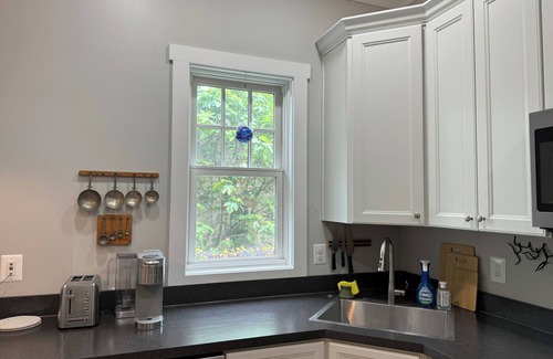 Ashton Heights Cottage | Lovely backyard cottage with easy access to metro, shops, dining!