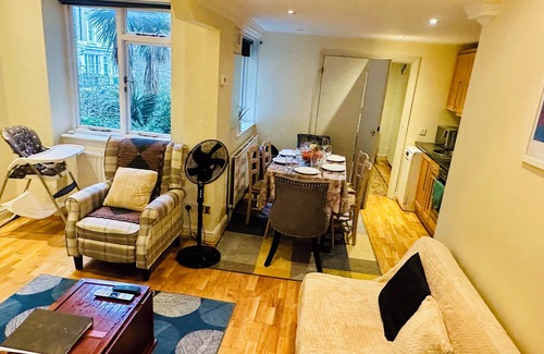 Earl's Court Apartment | Lovely Cozy Vintage Apartment by Kensington