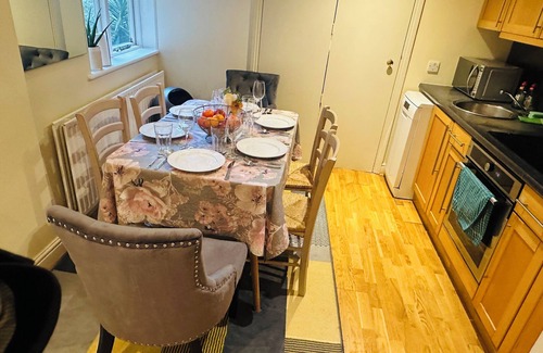 Earl's Court Apartment | Lovely Cozy Vintage Apartment by Kensington