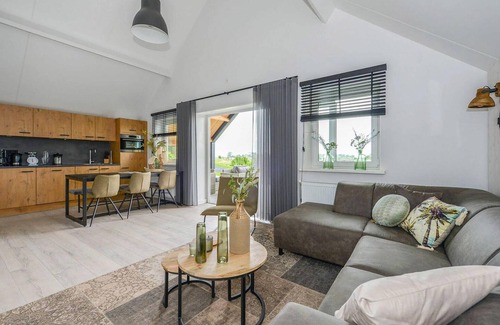 Kerkdriel House | Lovely home in Kerkdriel with lake view