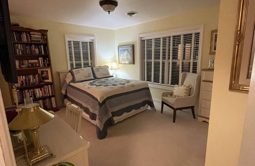 Moscow Bed & Breakfast | Lovely queen room on quiet alpaca farm for 1-2 guests.