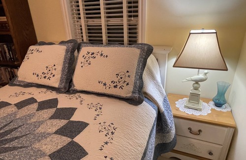 Moscow Bed & Breakfast | Lovely queen room on quiet alpaca farm for 1-2 guests.