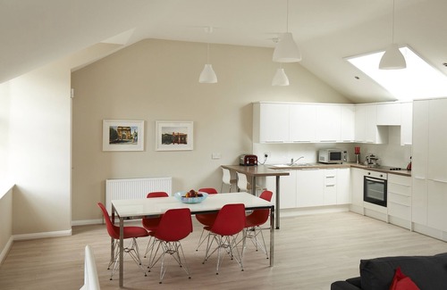 Kelvinbridge Cottage | Lovely spacious 2 bedroom, 2 bathroom Mews Cottage, Glasgow